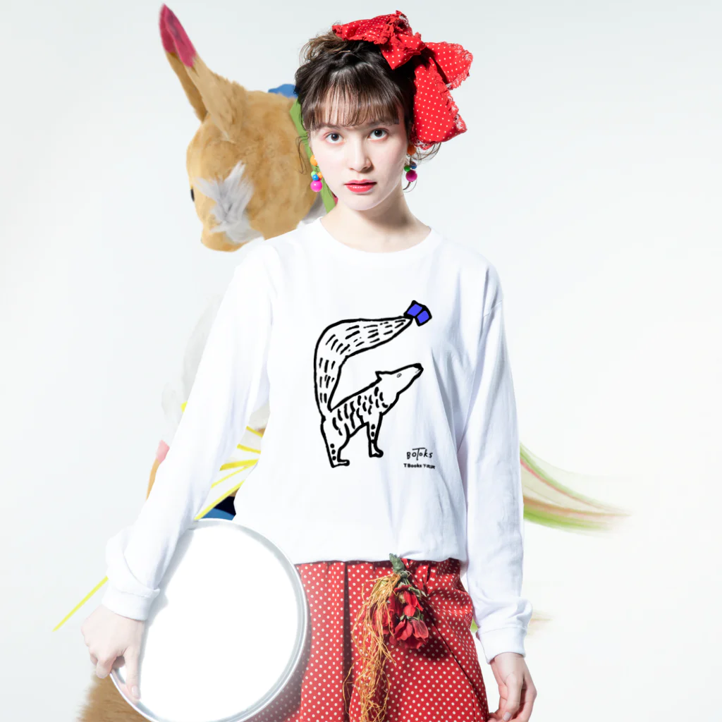 ハヤシアカネの本好きおおかみ Long Sleeve T-Shirt :model wear (front)