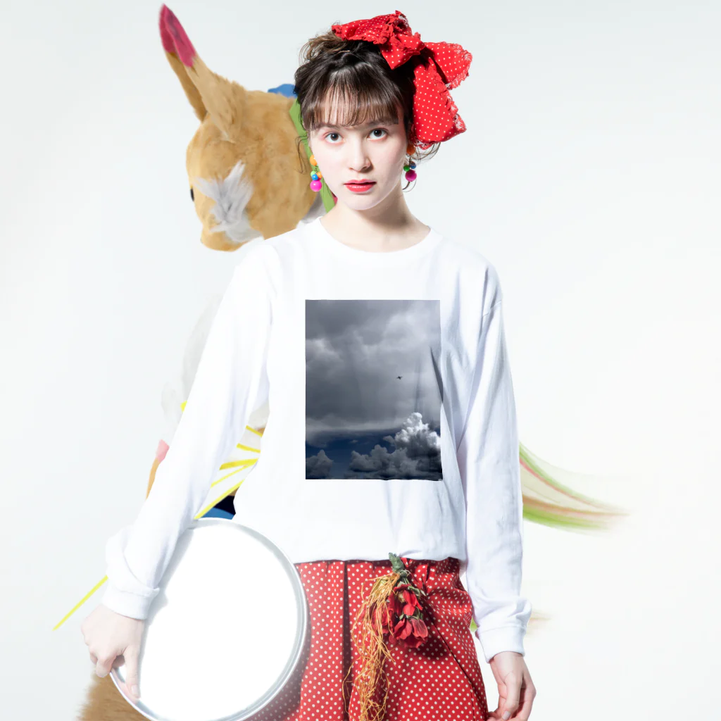 雨とか風とか景色とかの夏へと続く空 Long Sleeve T-Shirt :model wear (front)