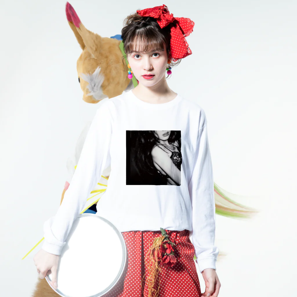 SOKICHISAITOのThe Intersection of a Turning Woman and AI: A Genesis of New Life #011 #forntprint ロングスリーブTシャツの着用イメージ(表面)