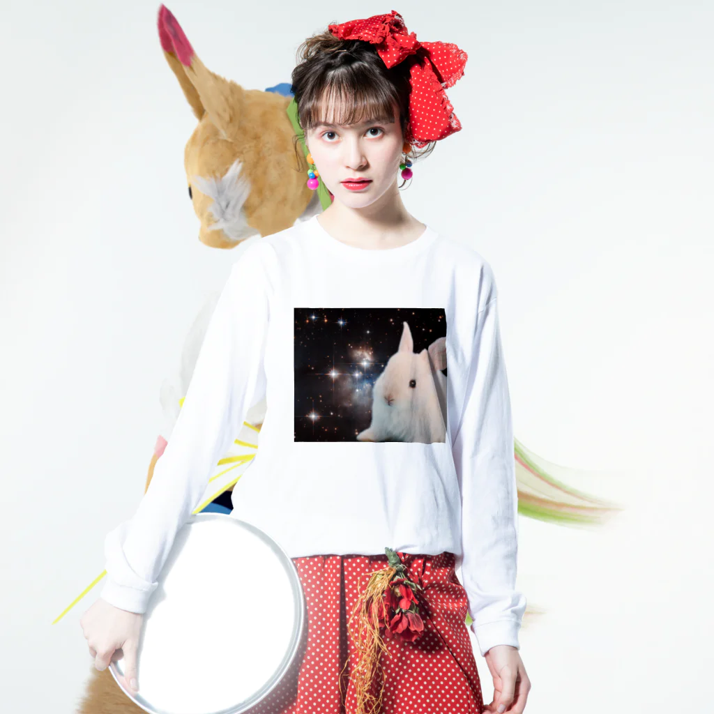 宇宙動物園の宇宙白うさぎ Long Sleeve T-Shirt :model wear (front)