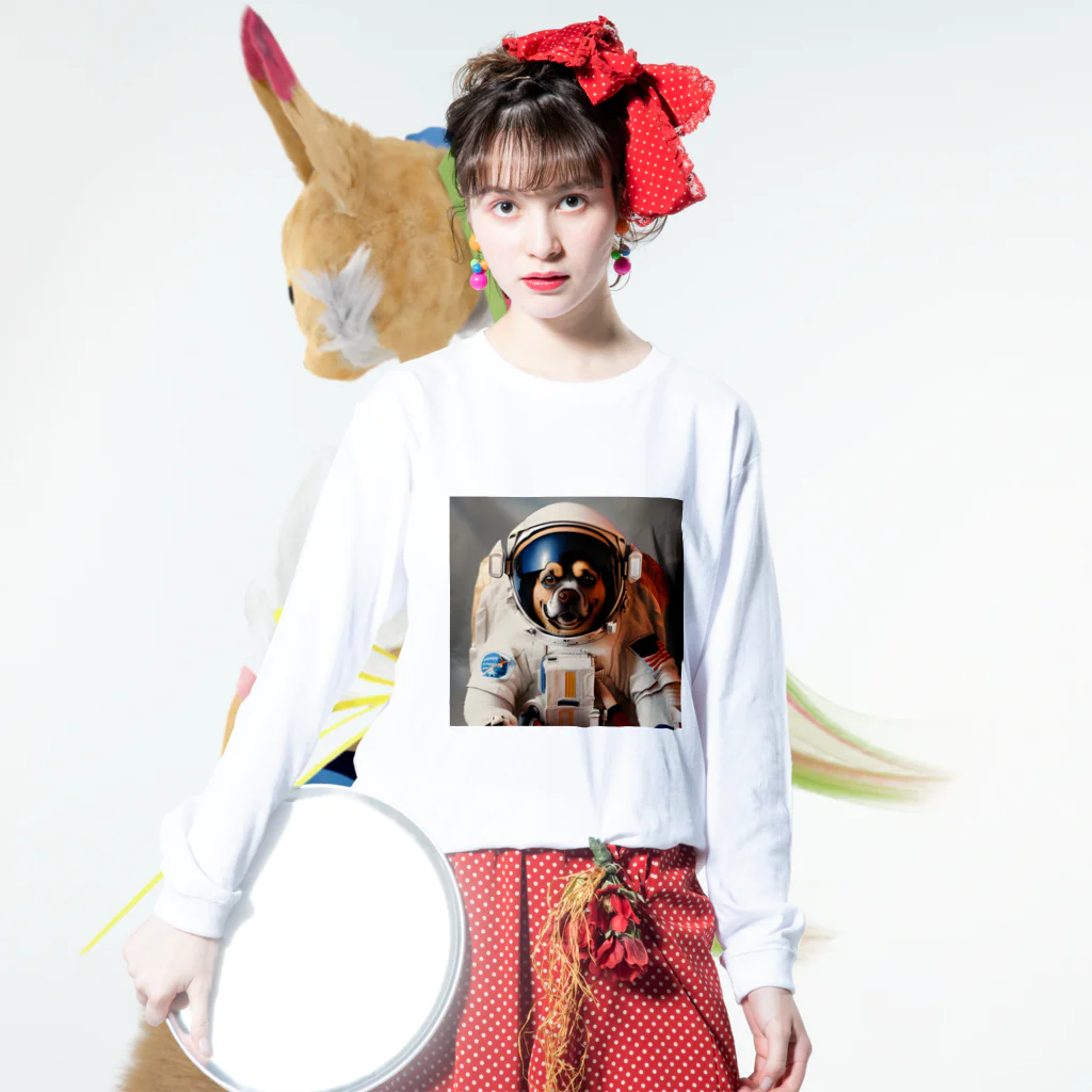 ✨そうのオリジナルグッズ✨の宇宙飛行士犬だワン！！ Long Sleeve T-Shirt :model wear (front)