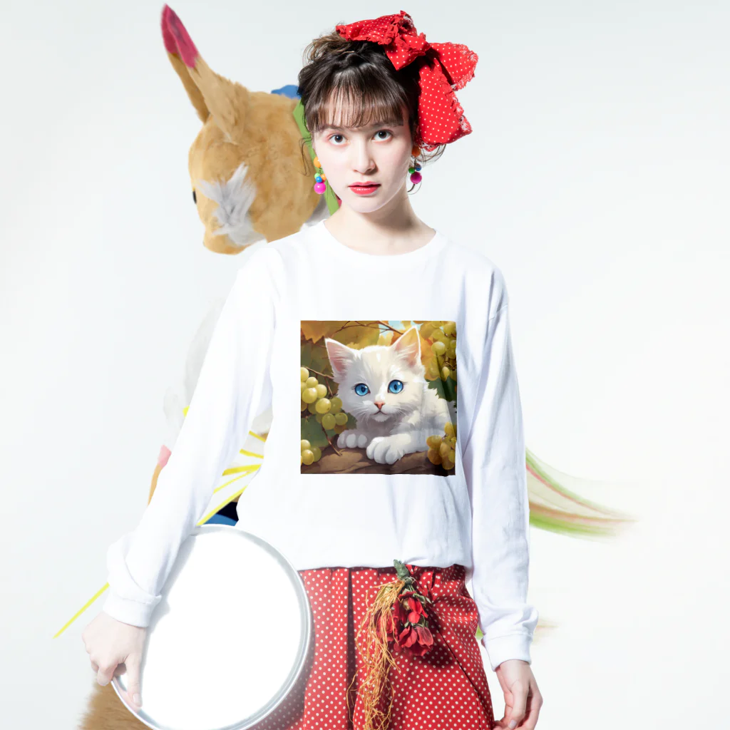 yoiyononakaの葡萄畑の番猫02 Long Sleeve T-Shirt :model wear (front)