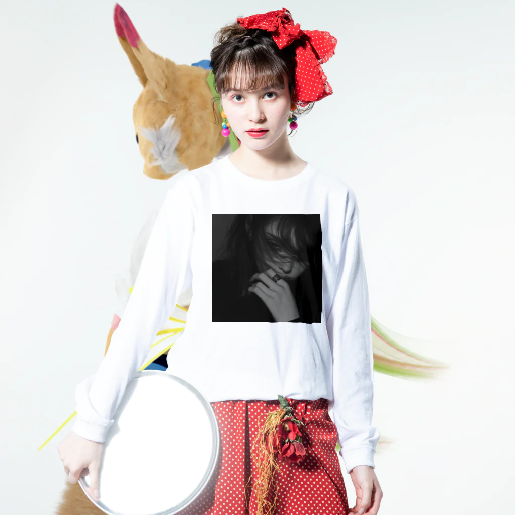 shimarin_artgalleryの静寂の中の思索 Long Sleeve T-Shirt :model wear (front)