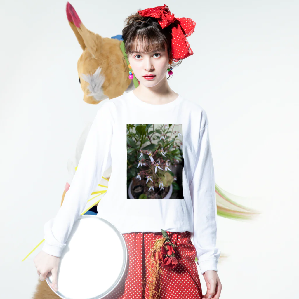 ミクロのユキノシタのお花が可愛らしい〜 Long Sleeve T-Shirt :model wear (front)