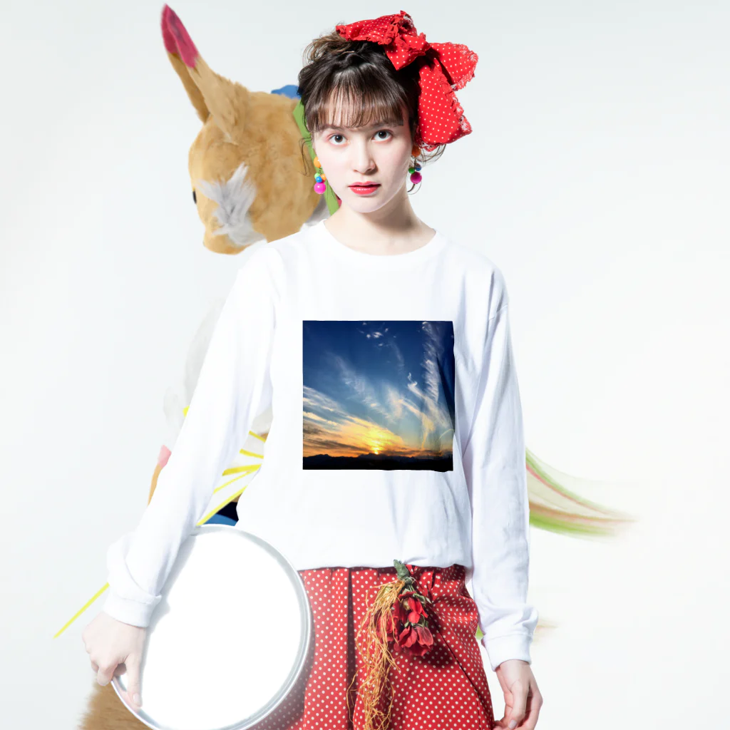 GOHANNDESUYOの夕焼け小焼け Long Sleeve T-Shirt :model wear (front)