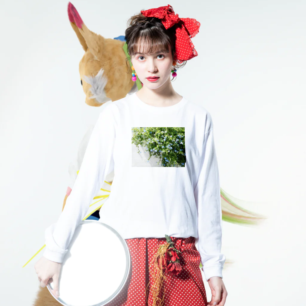 photo-kiokuのルリマツリ ロングスリーブTシャツの着用イメージ(表面)