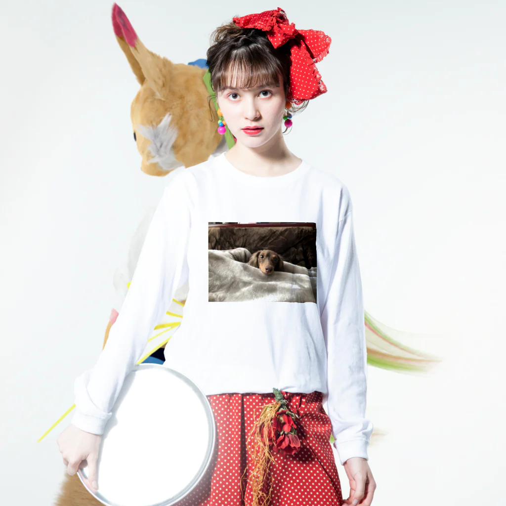 namidaのミニチュアダックス　ラム　ひょっこり犬 ロングスリーブTシャツの着用イメージ(表面)