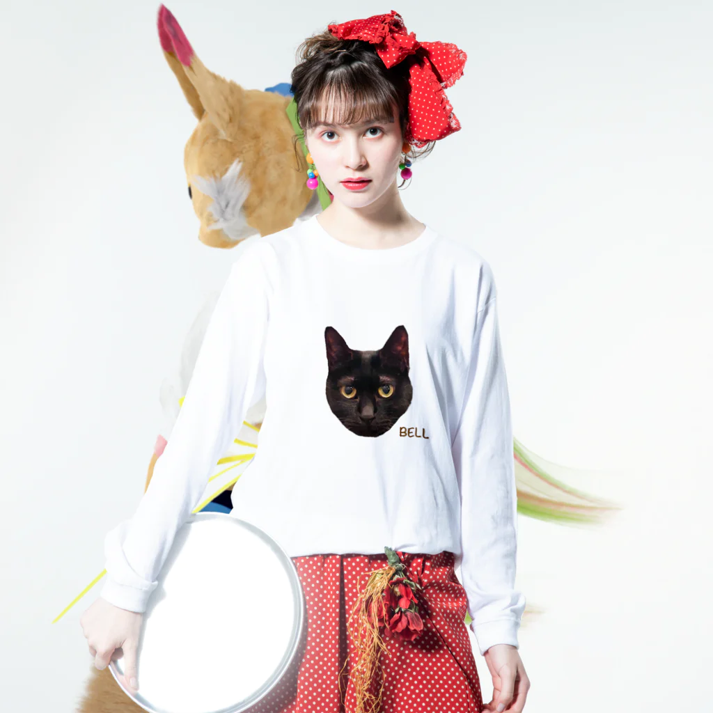 猫カフェ ぶぅたんグッズショップの絵文字ベルちゃん ロングスリーブTシャツの着用イメージ(表面)