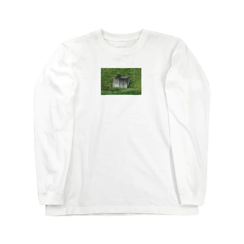 アイメイエンドの謎のコンクリート建造物と生い茂る植物 Long Sleeve T-Shirt