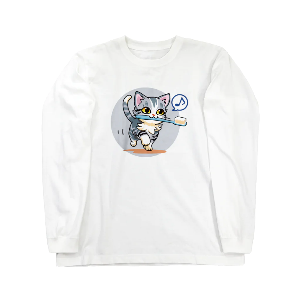 AckeeWolf Art Shopの歯ブラシをくわえたアメリカンショートヘアの子猫 Long Sleeve T-Shirt