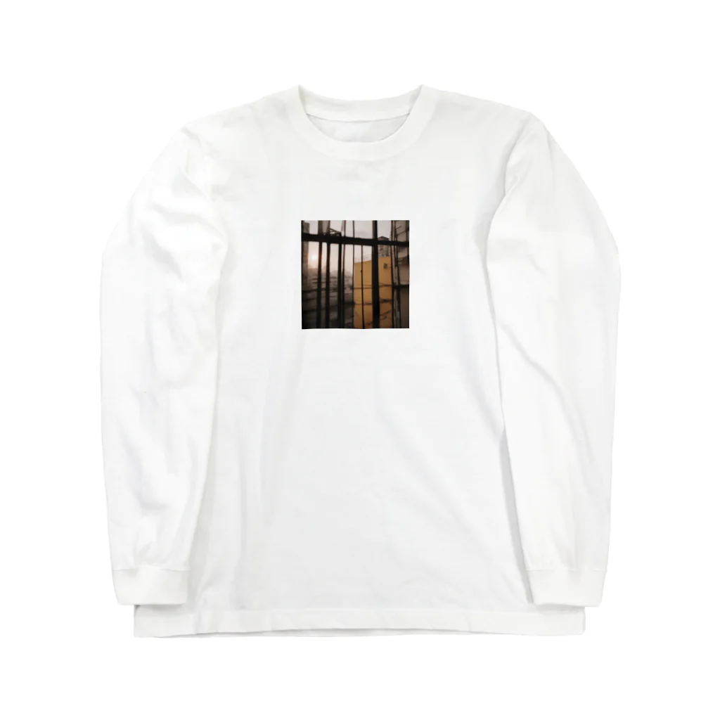 shell_hutの窓から覗く荒廃した建物が立ち並ぶ無人の通り Long Sleeve T-Shirt