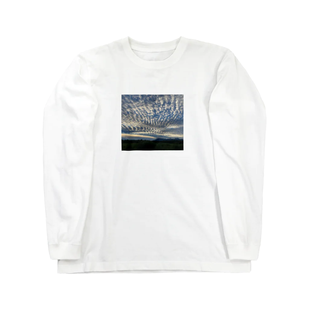 kawattiの画像店の雲に占領された青空 ロングスリーブTシャツ