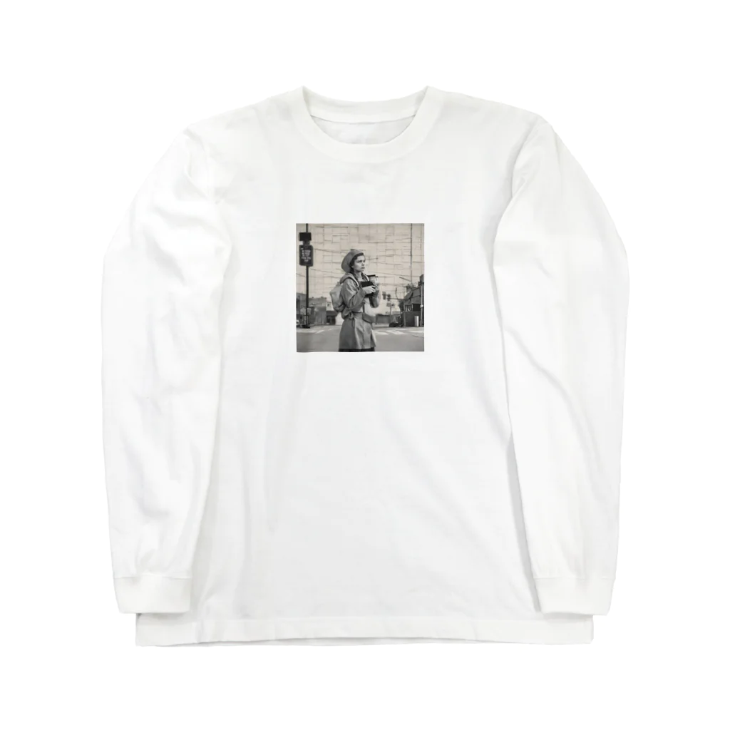 ユニーク・キュートのたたずむ女性 Long Sleeve T-Shirt