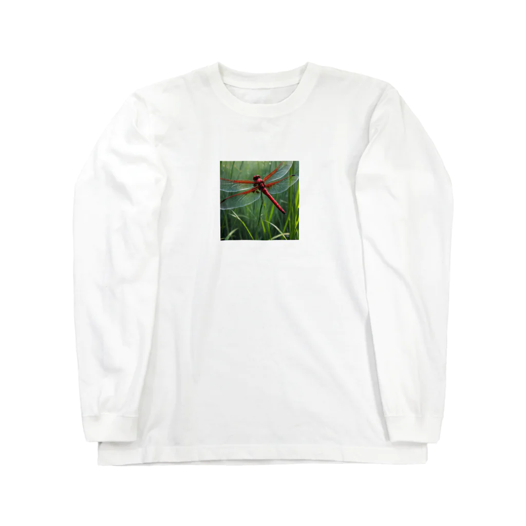 Sunbathingのススキの葉に隠れる赤トンボ Long Sleeve T-Shirt