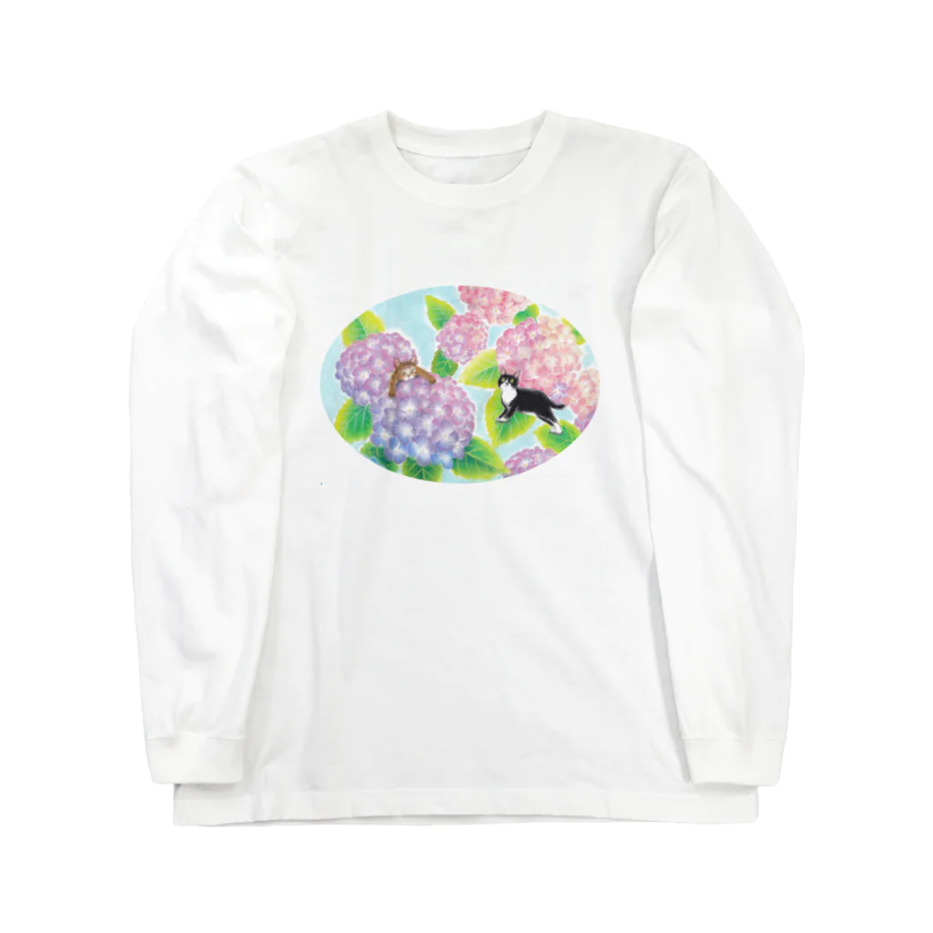 Ａｔｅｌｉｅｒ　Ｈｅｕｒｅｕｘの天空のアジサイ園で遊ぶトロとクロ Long Sleeve T-Shirt