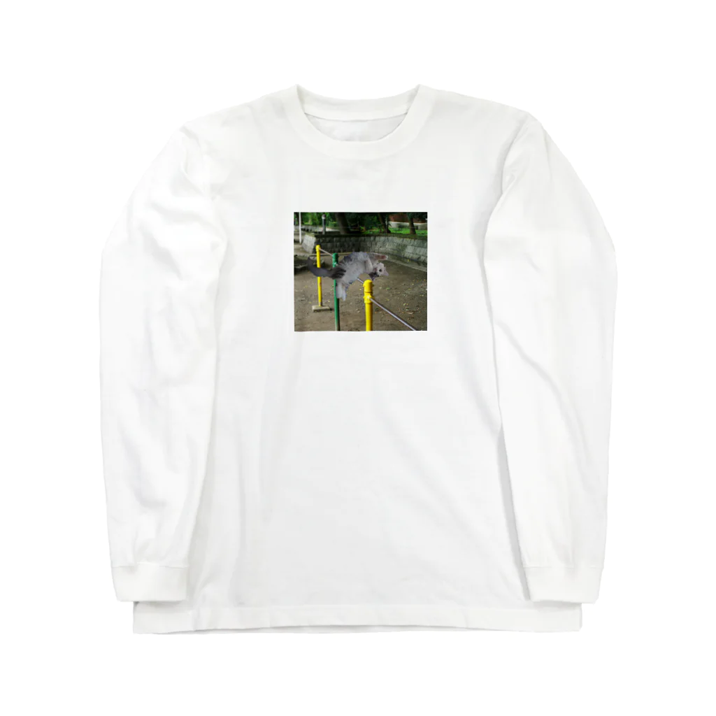 おもち屋さんの鉄棒で背面跳びするねこ Long Sleeve T-Shirt