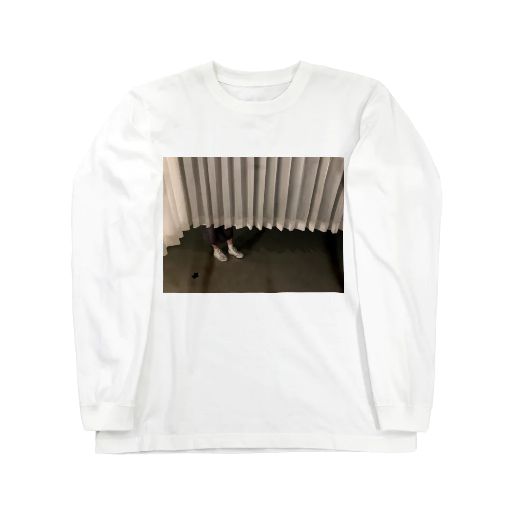 xxxsuzuのカーテン下から足 Long Sleeve T-Shirt