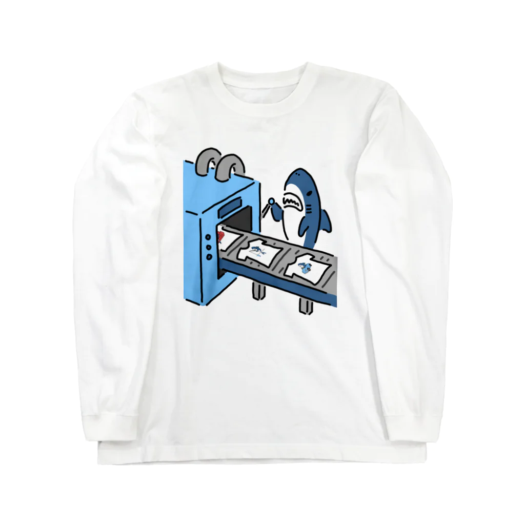 サメ わりとおもいのサメTシャツを刷るサメ Long Sleeve T-Shirt