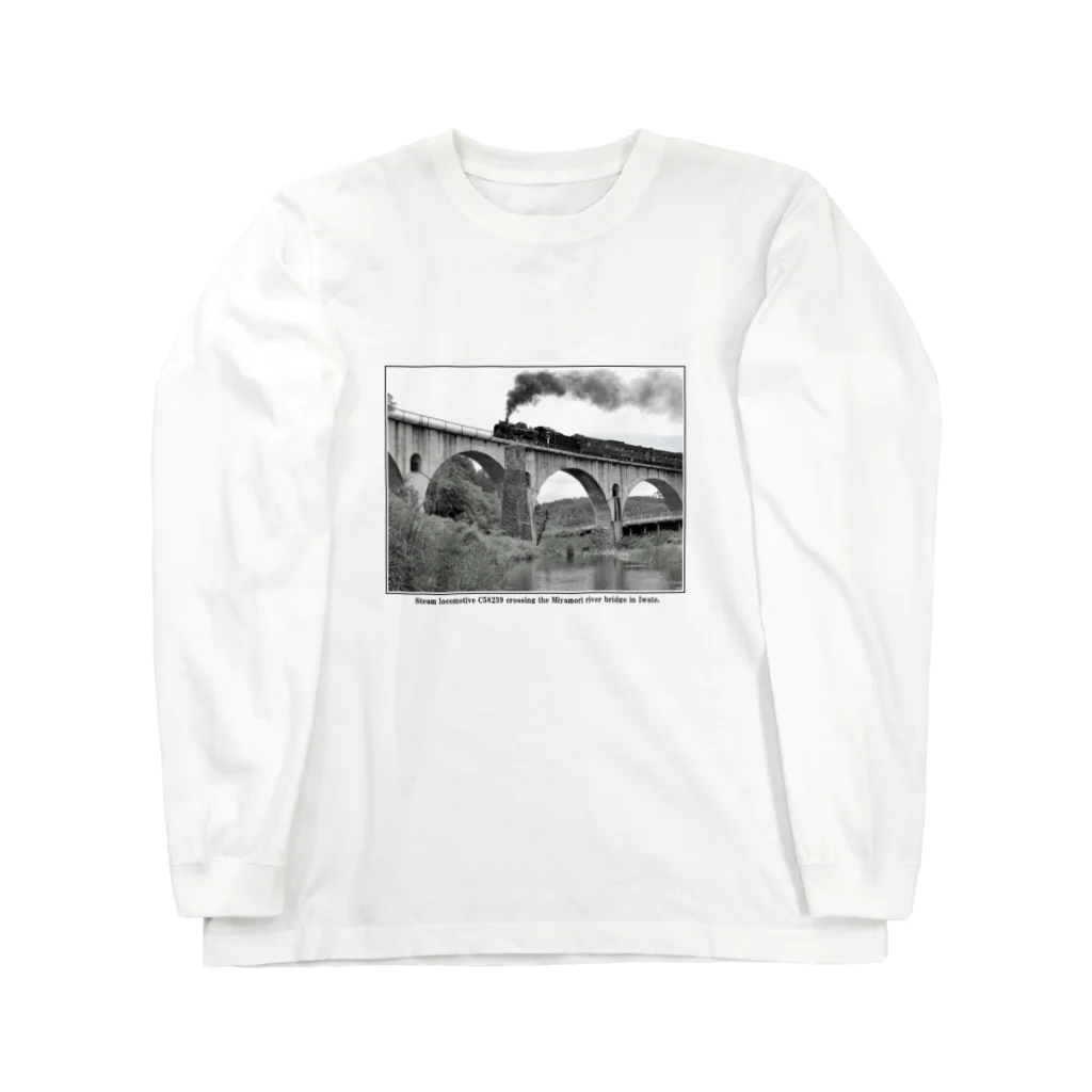 ヴィンテージ鉄道写真グッズの店の宮森川橋梁を渡る 蒸気機関車 C58239 Long Sleeve T-Shirt