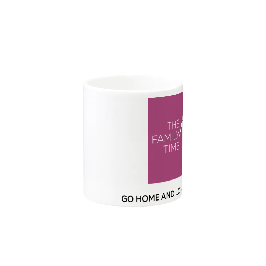 ペアTシャツ屋のシバヤさんの家族の時間(THE FAMILY TIME) ピンク Mug :other side of the handle