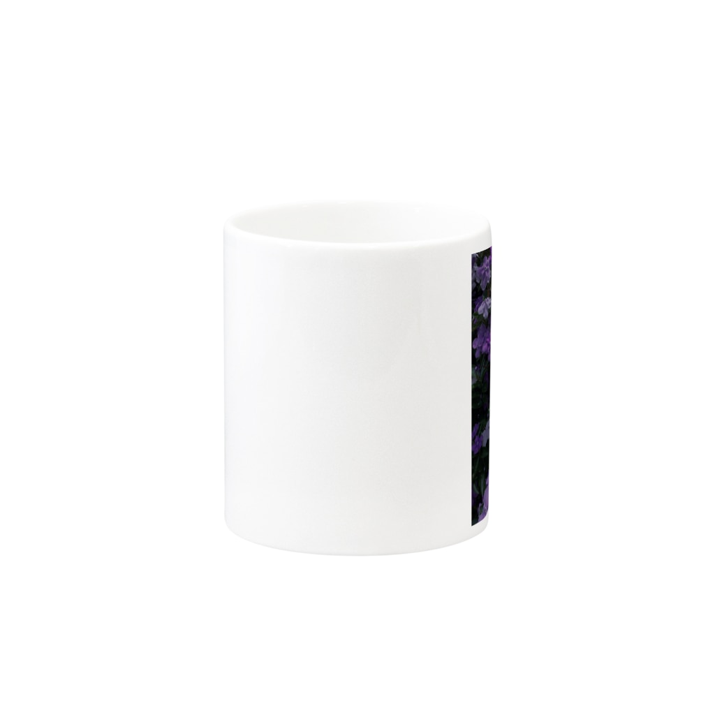 おもちのお部屋の紫と白のお花 Mug :other side of the handle