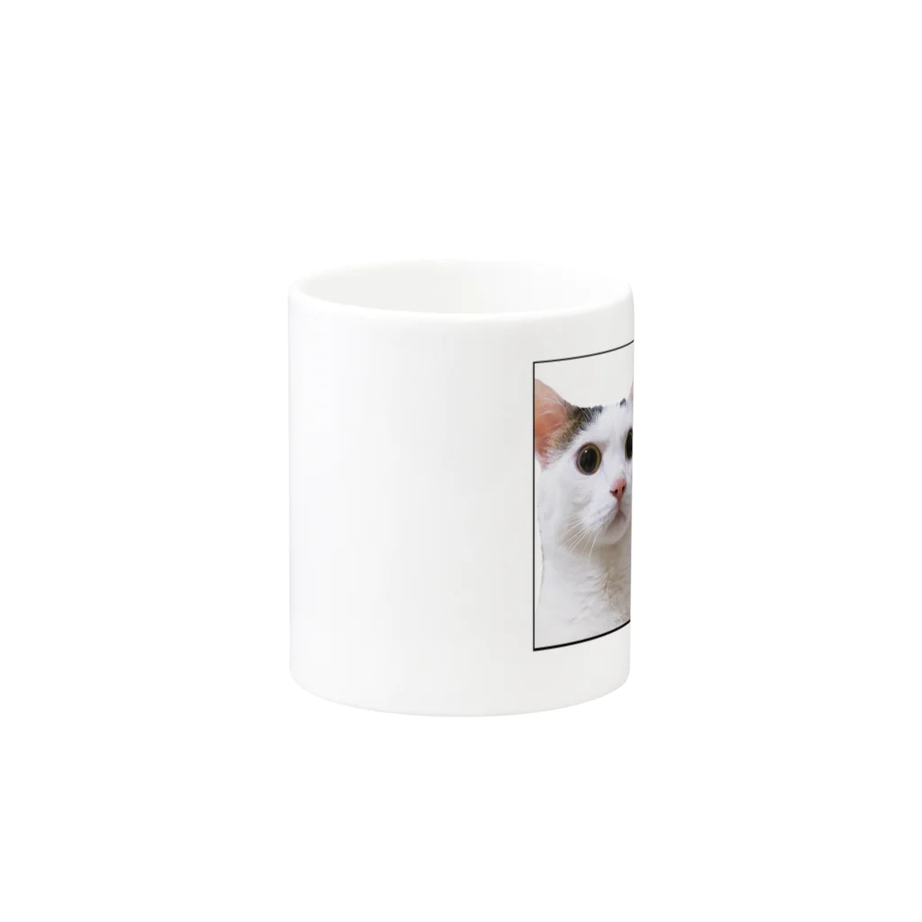 ねこほうチャンネル公式グッズのチロモモびっくりマグカップ Mug :other side of the handle