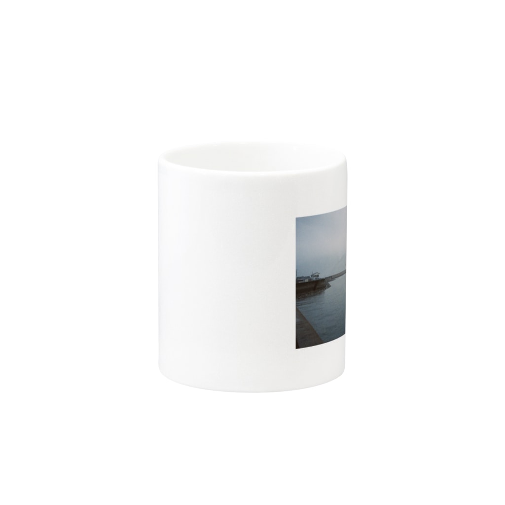 Esseの雨の日の海と白い灯台 Mug :other side of the handle