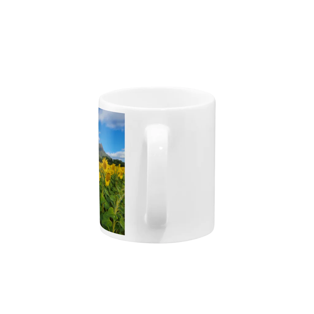 カナヘイのお店の屋久島のひまわりと空と山 Mug :handle