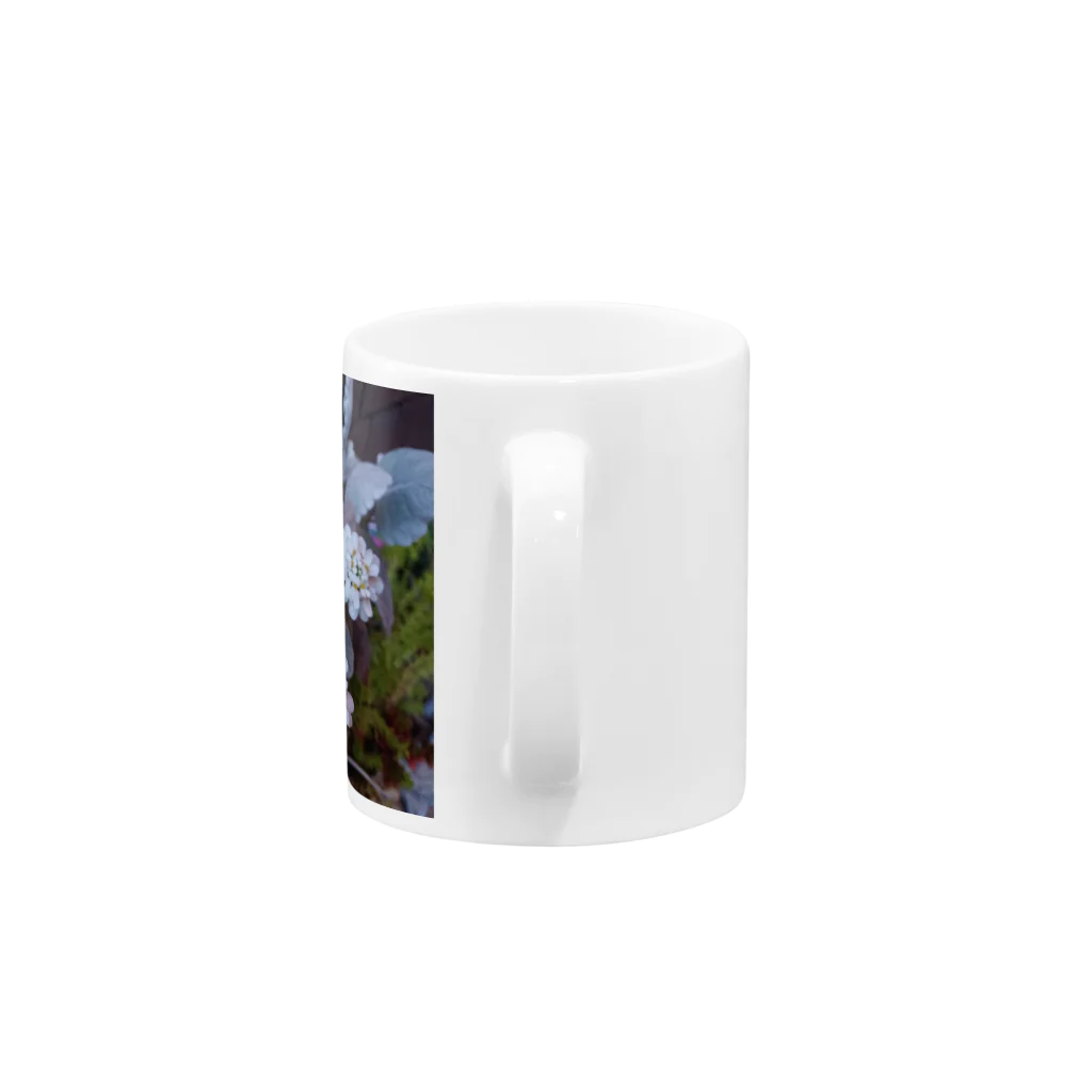 yuaomaの静かに咲く白い花  Mug :handle