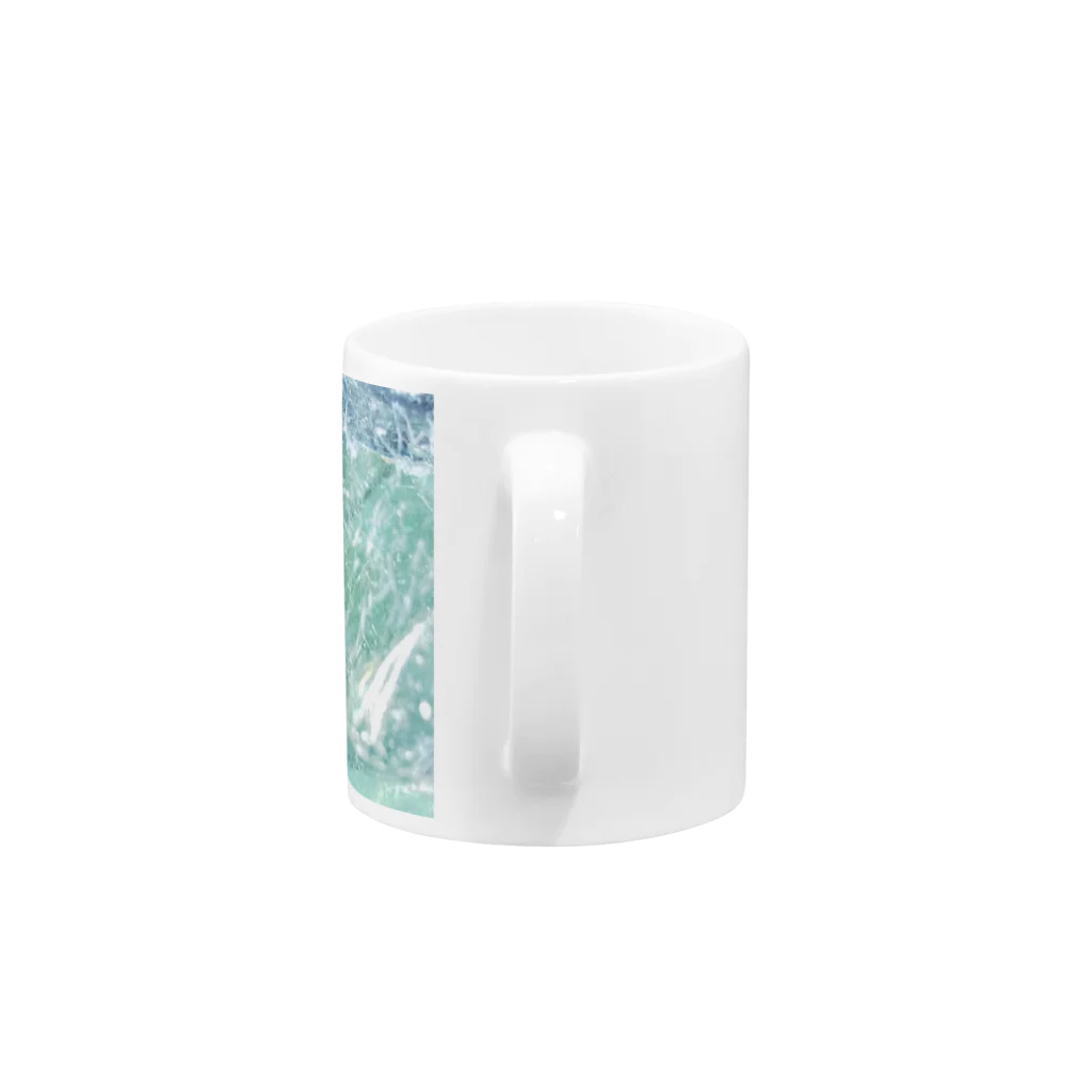 福猫山小屋の揺れ海に沈む Mug :handle