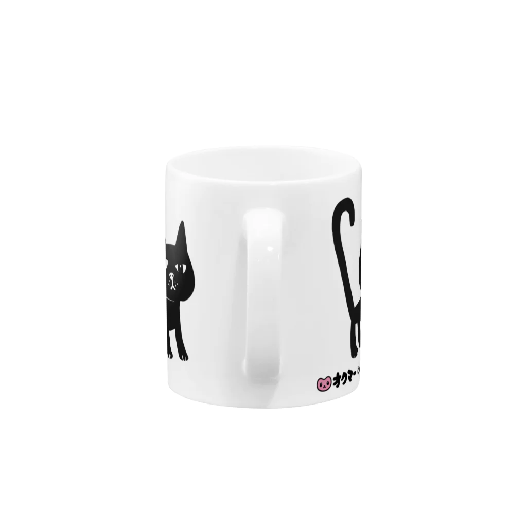 オクマーSUZURIショップのしっぽピーン　三匹の黒猫ちゃん Mug :handle