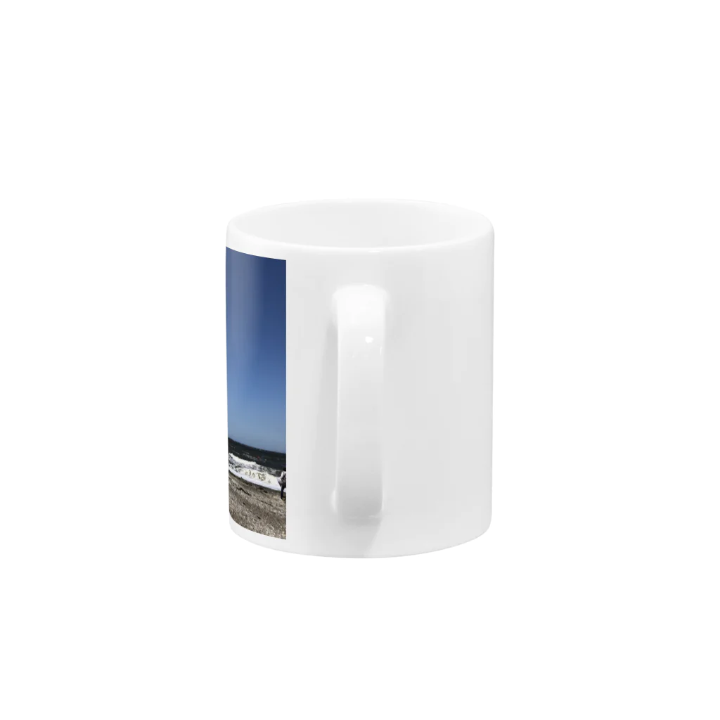 我欲無欲のビーチクリーンしてる海岸 Mug :handle