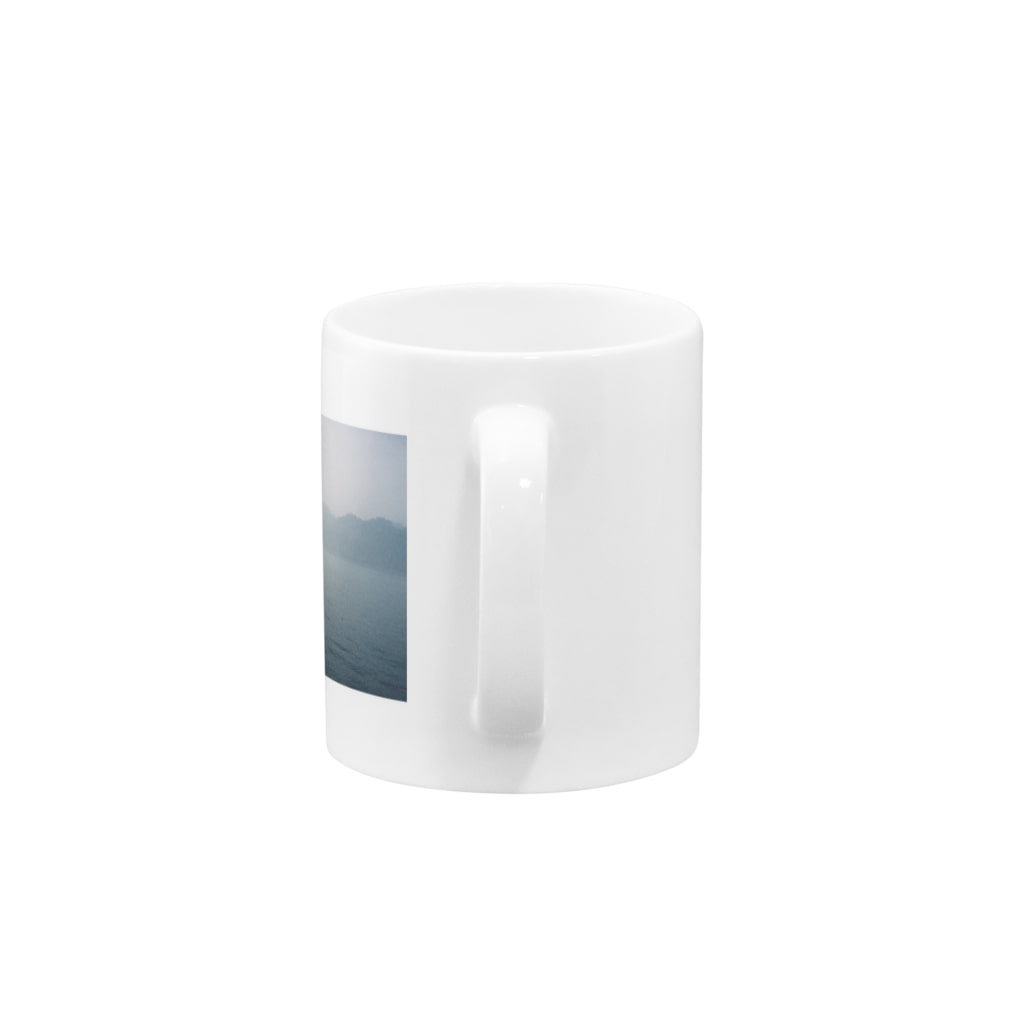 Esseの雨の日の海と白い灯台 Mug :handle