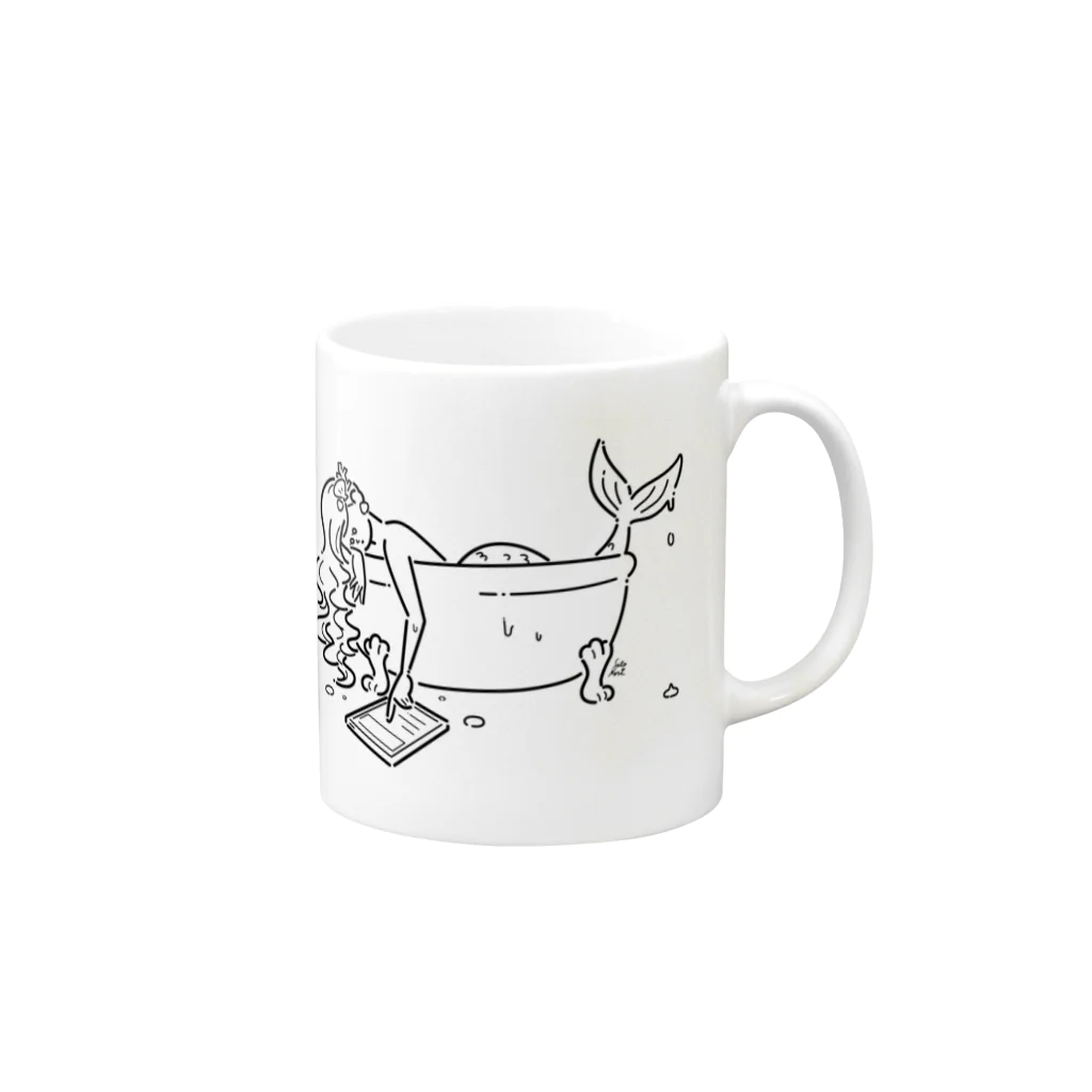 サトウノリコ*の浴室でタブレットを使う人魚【くろ】 Mug :right side of the handle