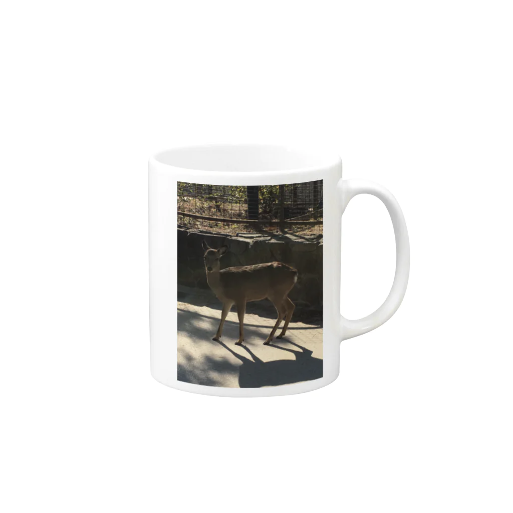 たぬき堂のこっち見てる鹿 Mug :right side of the handle