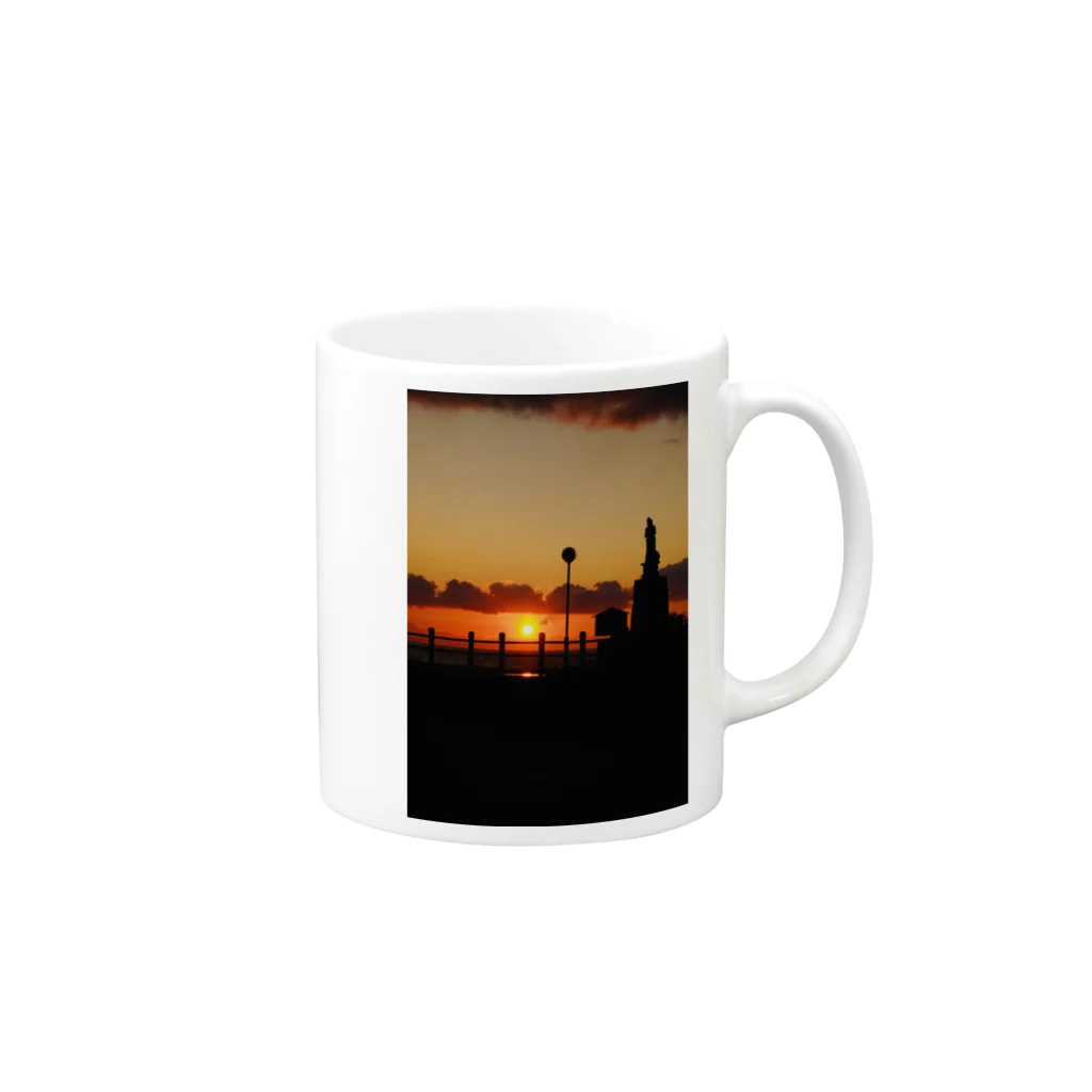 ノリちゃん公式夕陽グッズのノリちゃん撮影夕陽とほたて観音 Mug :right side of the handle