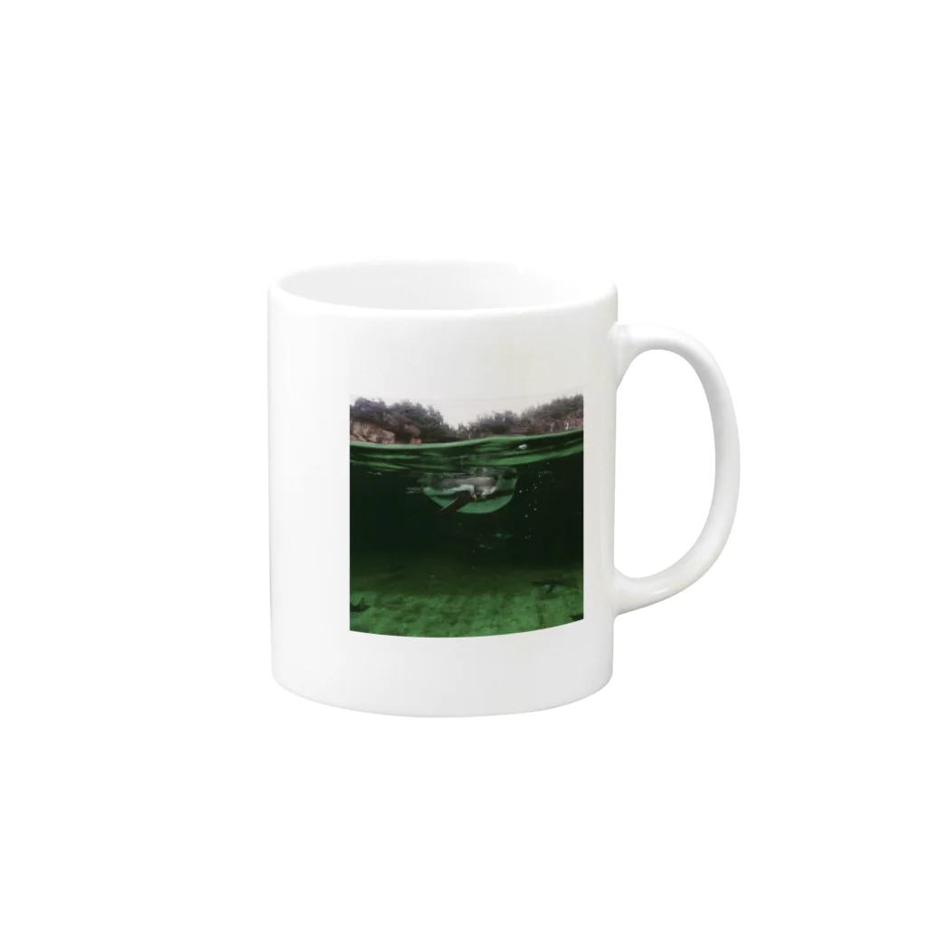 Sugai.Campers.Club.の水中にペンギンのおなか Mug :right side of the handle