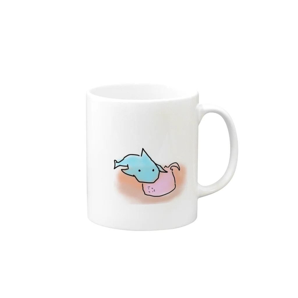 みんちょの家のサメに乗っかられるエイくん Mug :right side of the handle