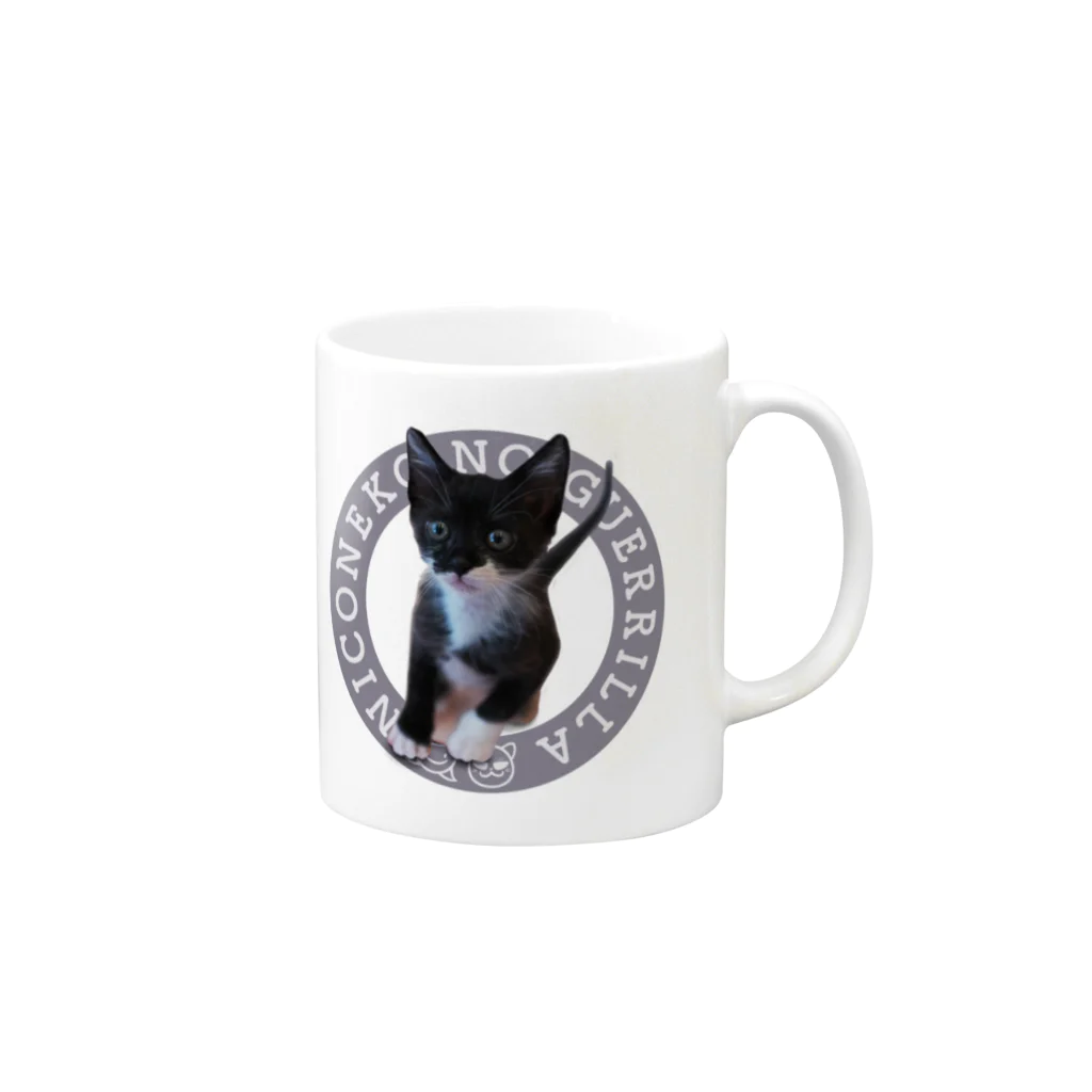 にこねこ【保護猫の保育園】の【限定販売】にこりら特製 ぴーたんマグカップ Mug :right side of the handle