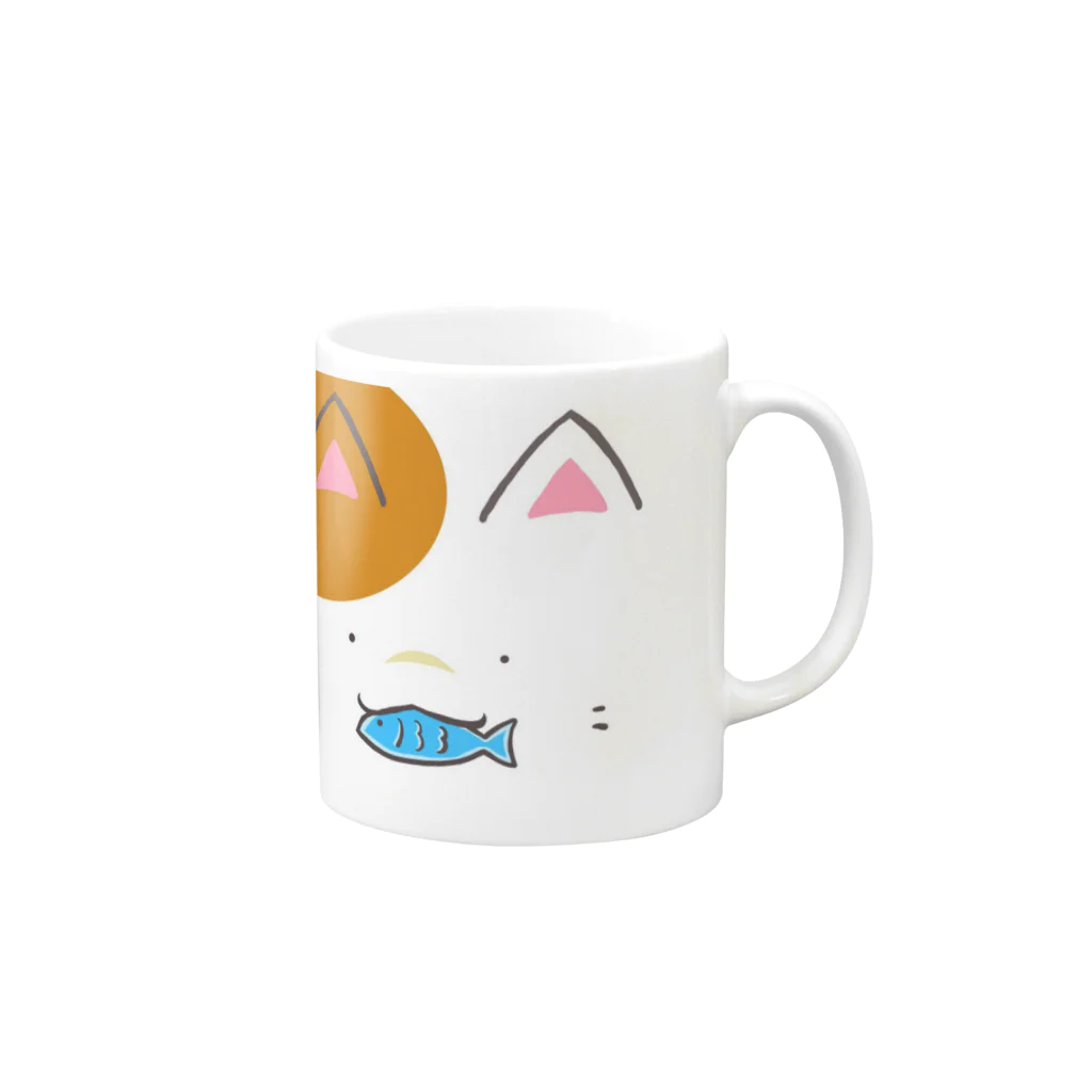 もふもふ堂のお魚くわえたキュートなブチ猫のにゃグカップ Mug :right side of the handle