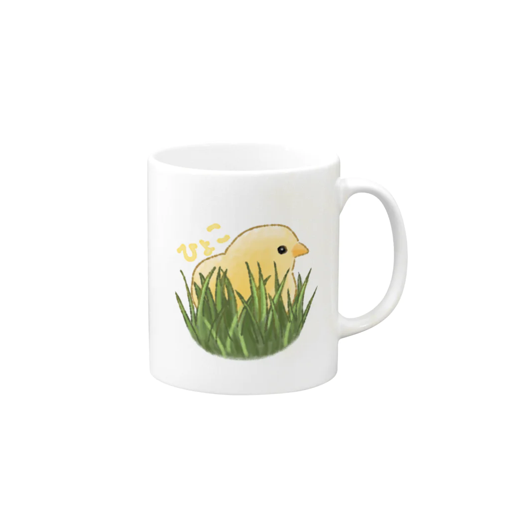 ゆるい生き物イラストグッズの草に隠れるひよこ Mug :right side of the handle