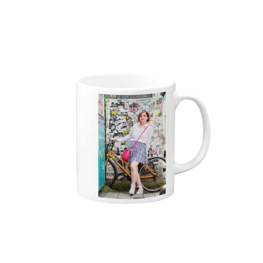  RiRiちゃんの自転車ドロボー Mug :right side of the handle