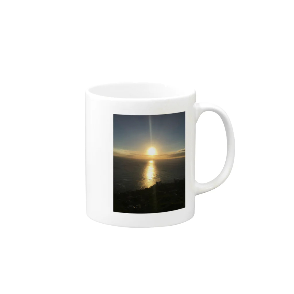 NATSUKO-SHOPのダイヤモンドヘッドで見る夕日 Mug :right side of the handle