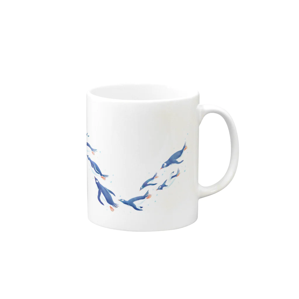 ハルノキ工房のグラスを泳ぐペンギン(青) Mug :right side of the handle