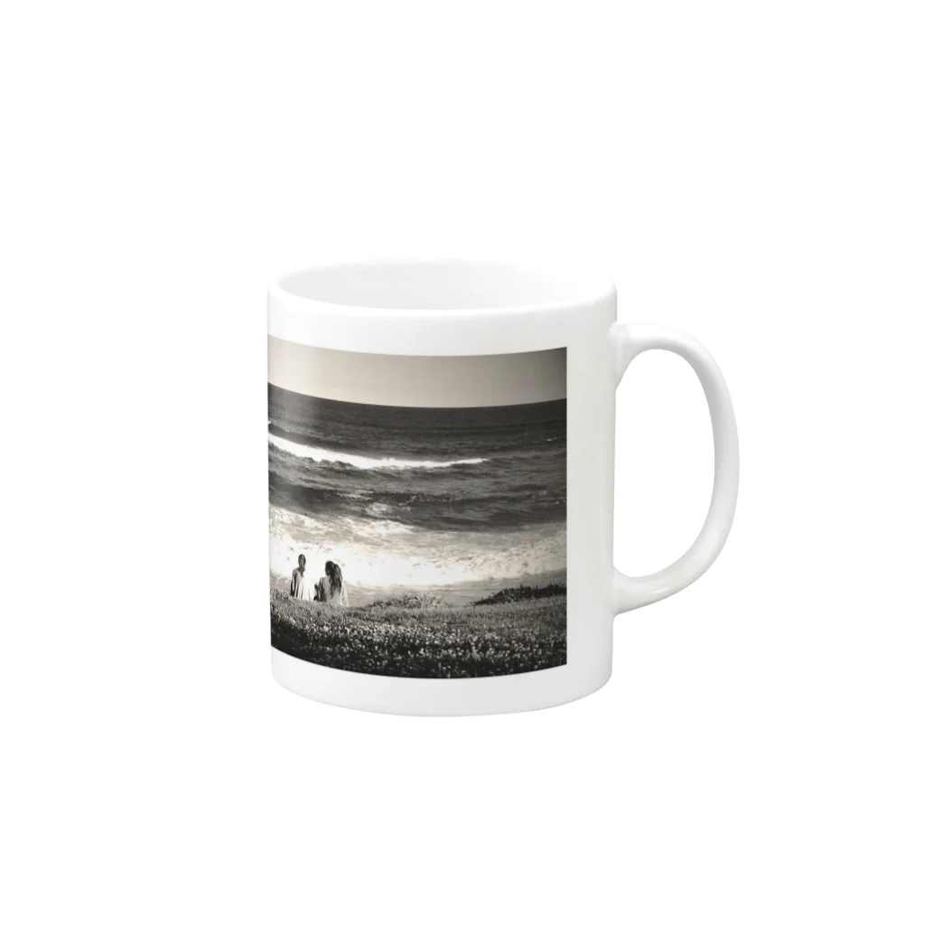 Masanobu Minami 南 政暢のGirls on the beach Mug :right side of the handle