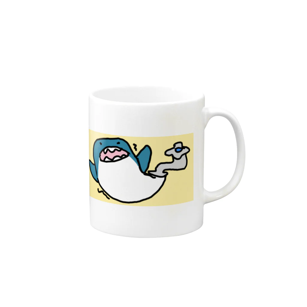 ダイナマイト87ねこ大商会の蛇口に吸われるさめです Mug :right side of the handle