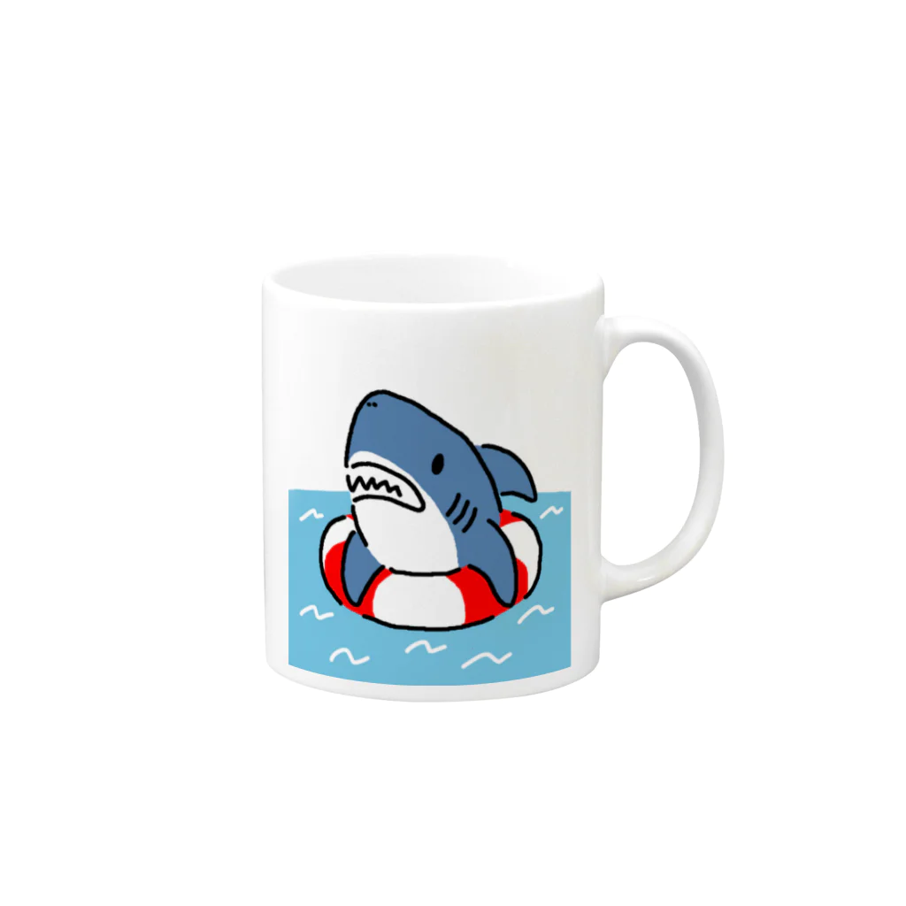 サメ わりとおもいのうきわでうかぶサメ Mug :right side of the handle