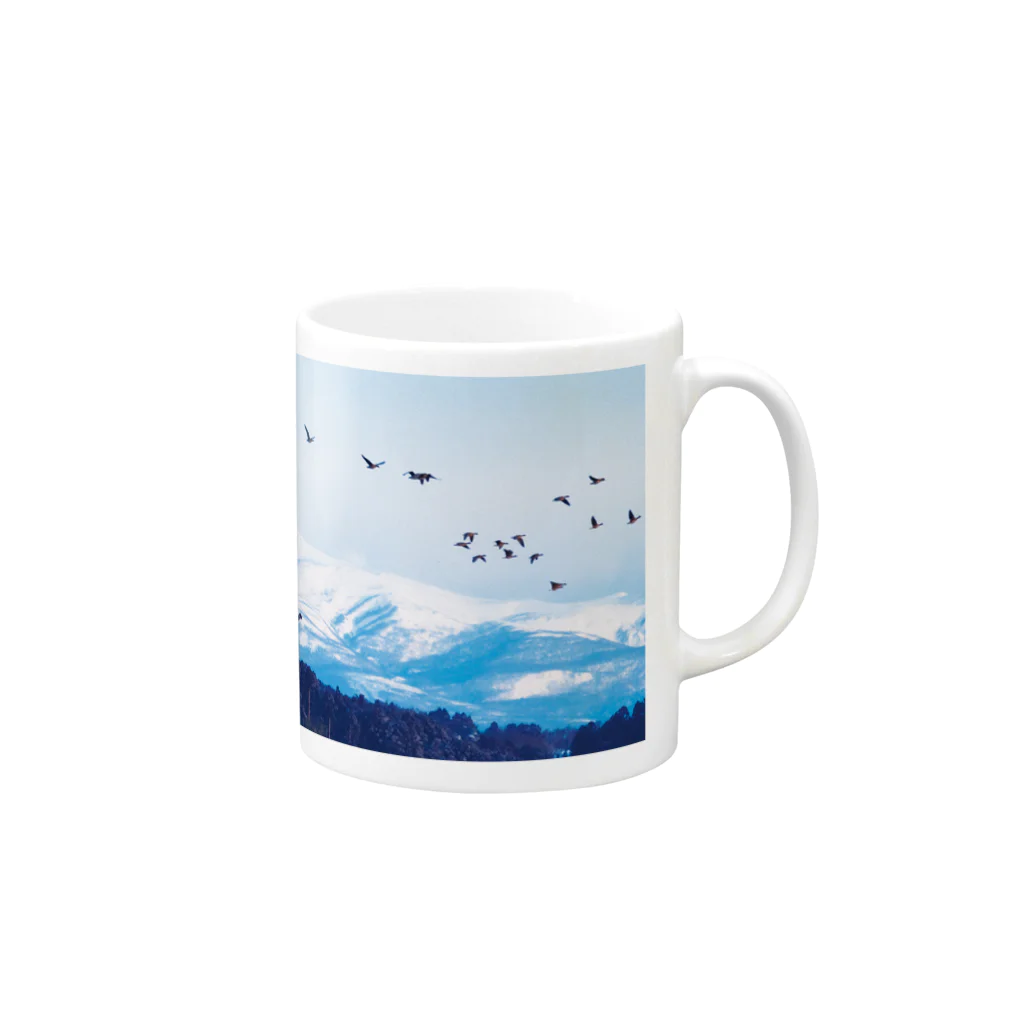 雁花工房（寄付アイテム販売中です）の栗駒山とマガン Mug :right side of the handle