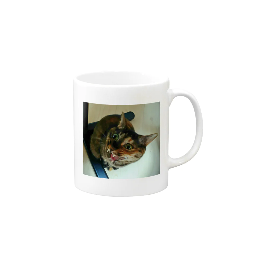 猫背の猫の微笑 Mug :right side of the handle