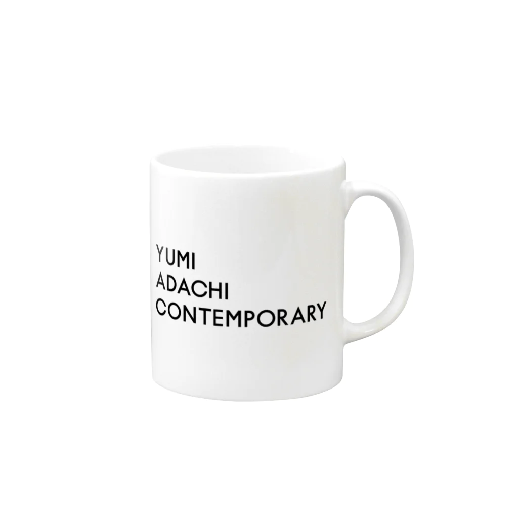 YUMI ADACHI CONTEMPORARYのYUMI ADACHI CONTEMPORARY LOGO マグカップの取っ手の右面